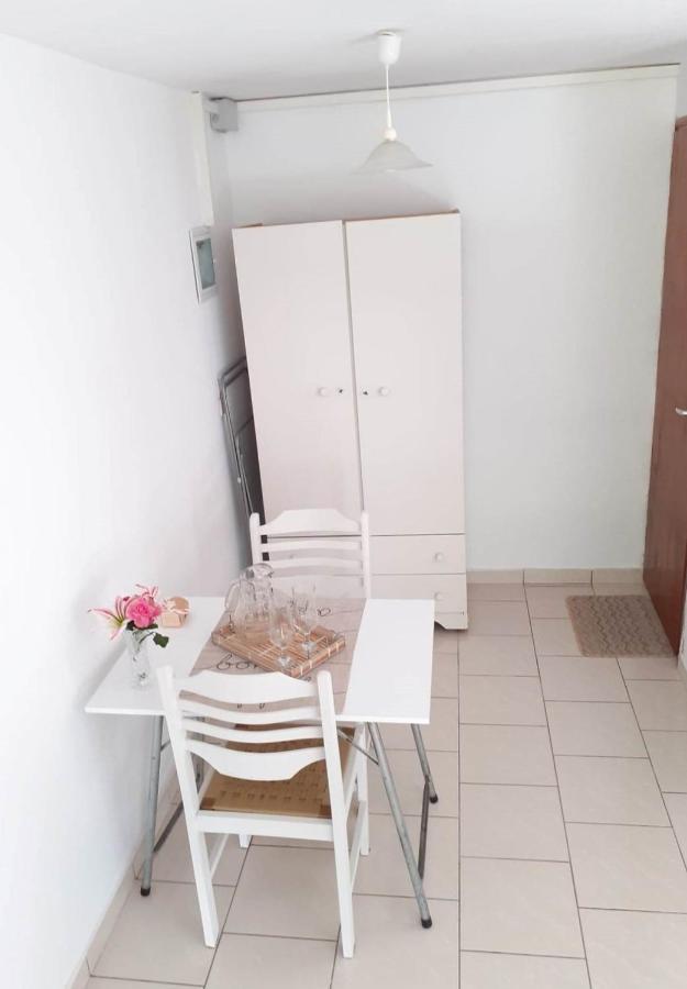 Daphnes Apartments Ratzaklion ภายนอก รูปภาพ
